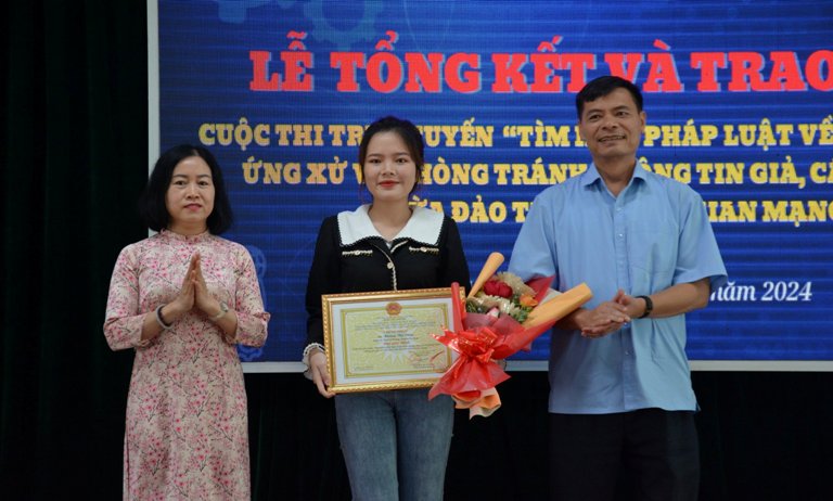 Thí sinh Hoàng Thị Viên xã Cư Prông huyện Ea Kar đạt giải nhất Cuộc thi trực tuyến “Tìm hiểu pháp luật về an ninh mạng” tỉnh Đắk Lắk năm 2023